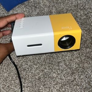 Bundle 2 = 5% off🧚🏾 Cute portable mini projector